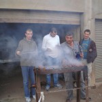 Achmet, Rafi, Sarfir und Niklas beim Grillen