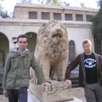 Niklas und ich vor dem Nationalmuseum